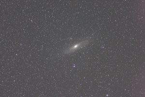 アンドロメダ座の大星雲：M31：EOS Kiss Digital+AiNikkor135mmF3.5開放+306秒+画像処理なし