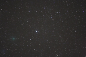 彗星が偶然写っている。2010/11/03 3:03:32 115秒