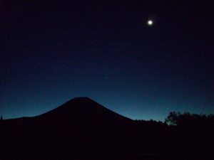 富士山と月。2010/11/03 5:41:05 1秒